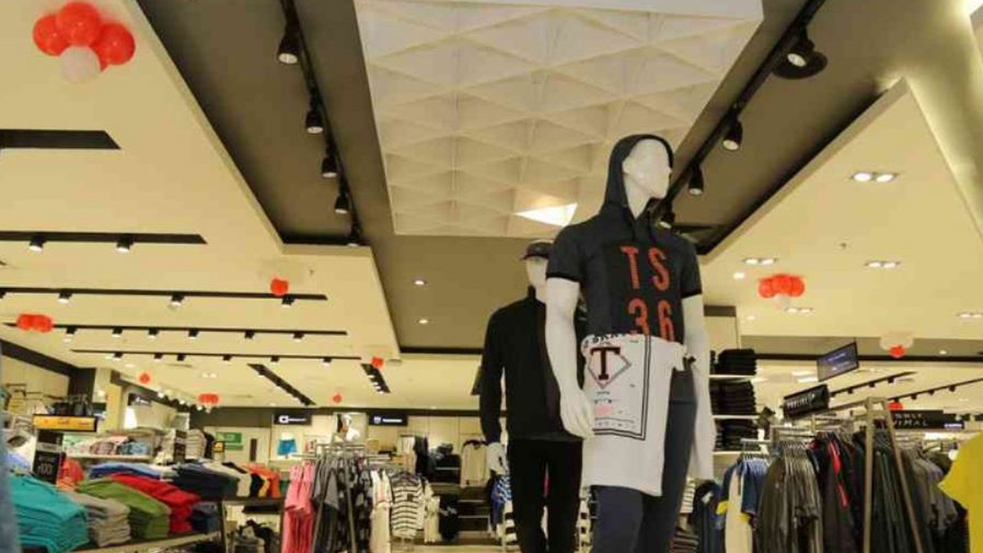Illuminated False Ceiling & Mannequins