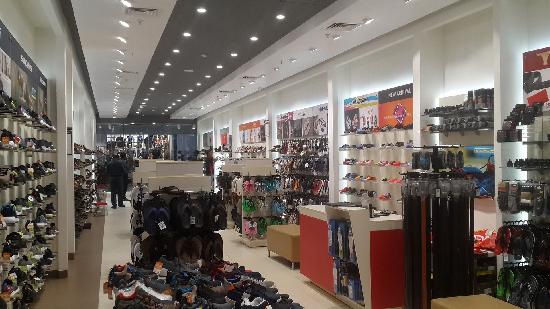 Men's Formal & Casual Shoe Display Wall