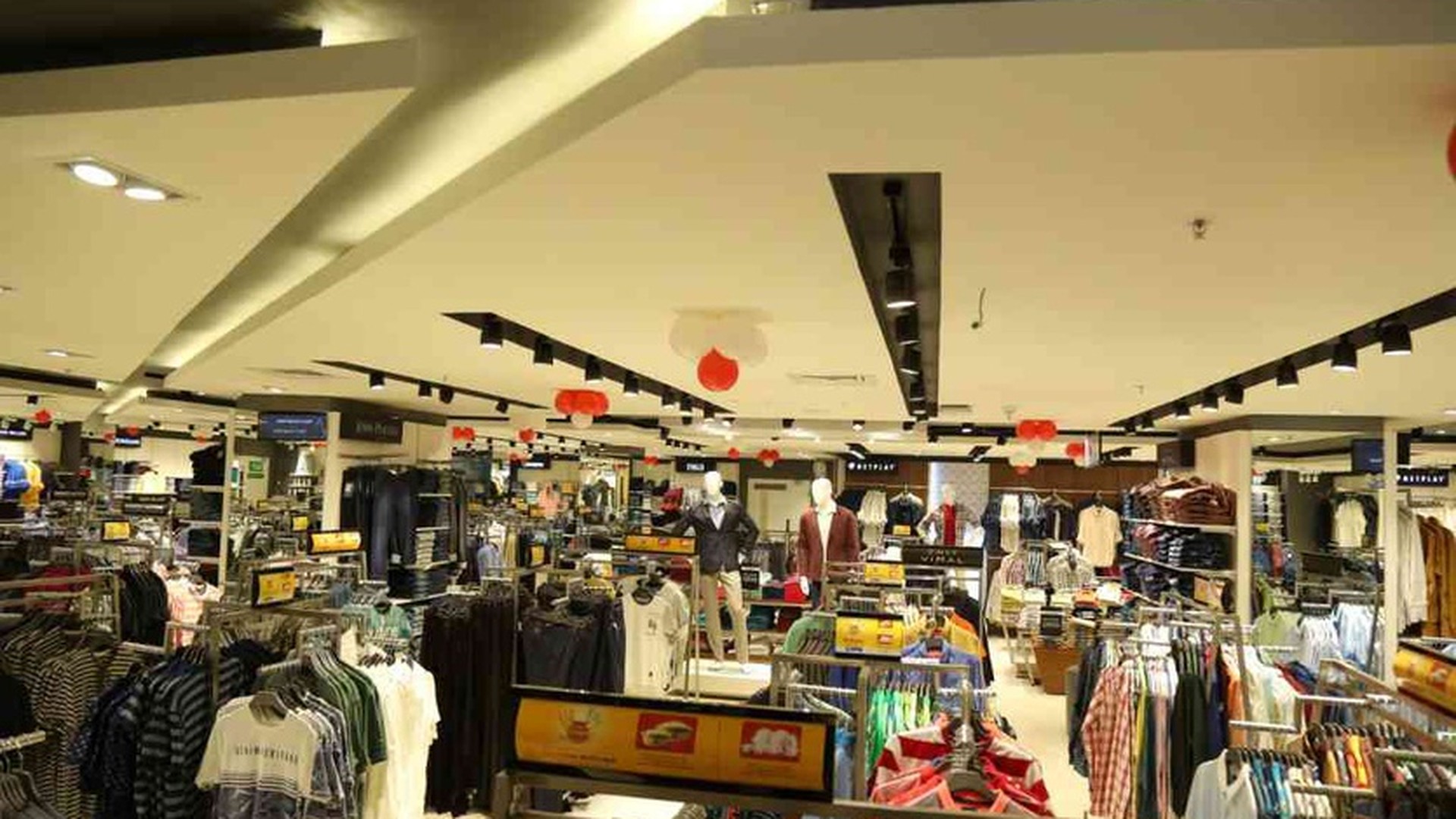 Wide Retail Floor & Central Garment Fixtures