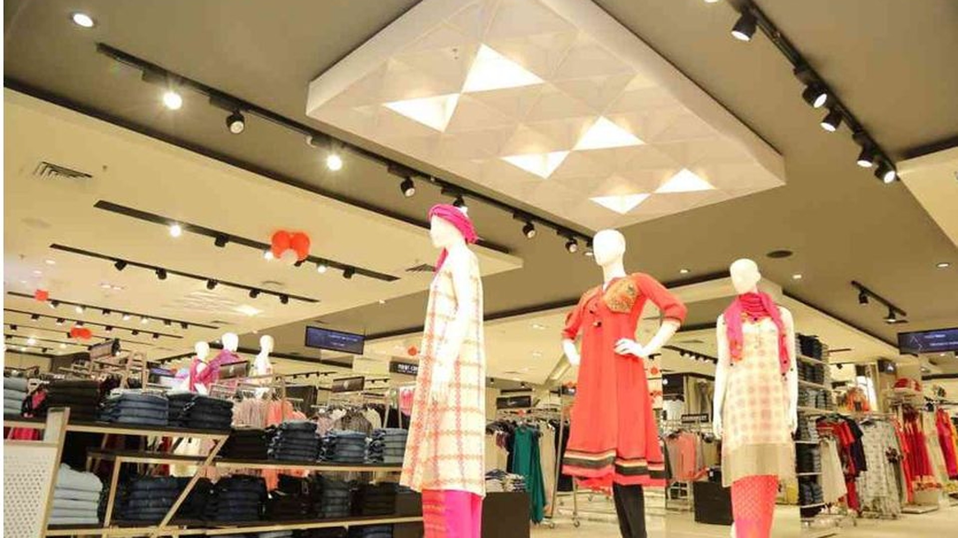 Apparel Display Gondolas & Track Lights