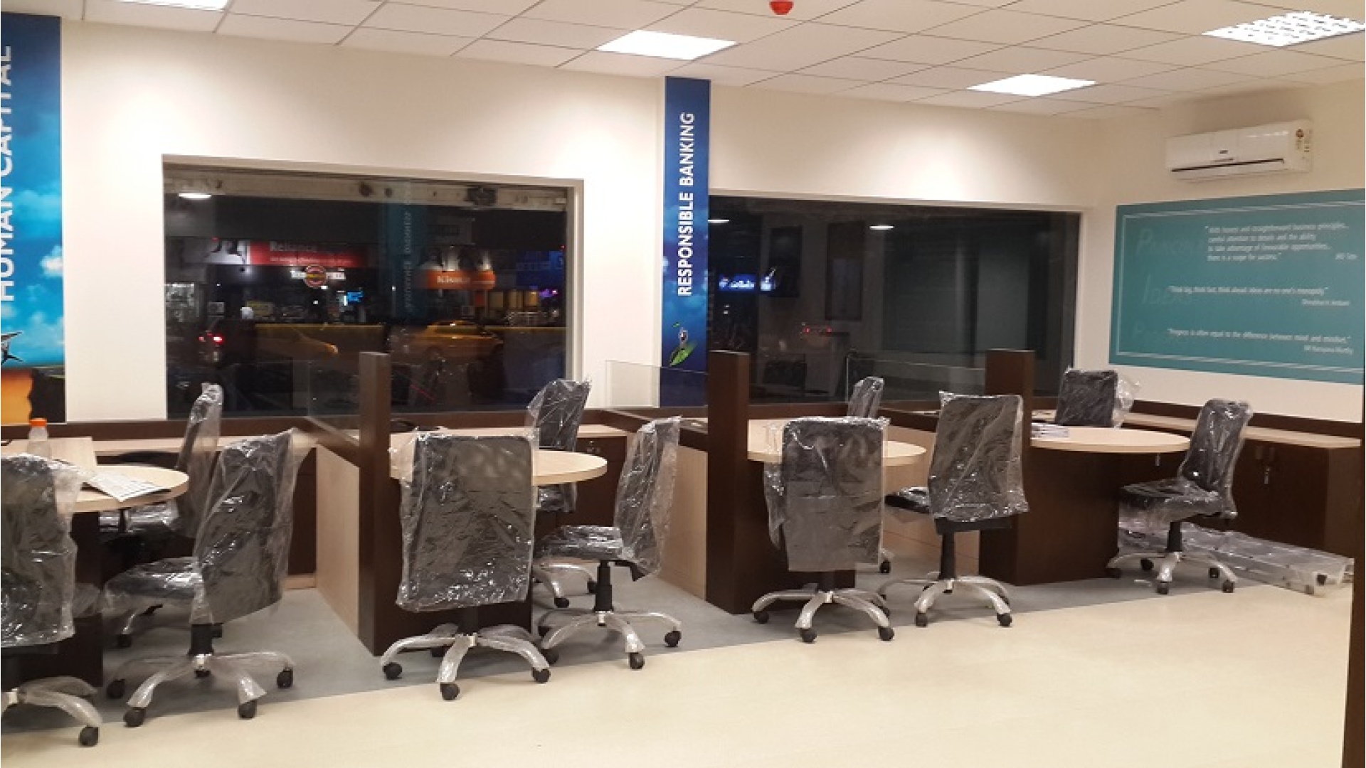 Customer Relationship Officer Desks with Toughened Glass Privacy Partitions